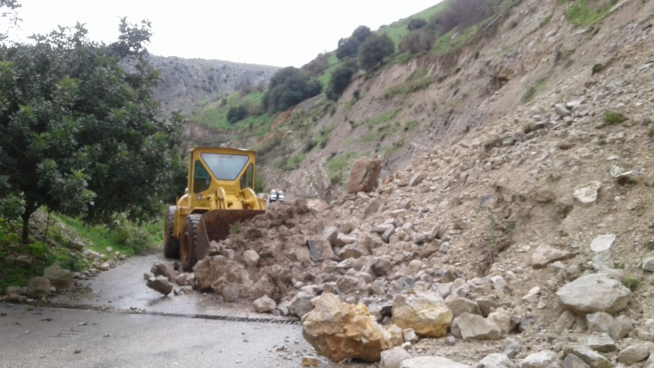 فتح طريق الطيبة - نهر الليطاني بعد انهيار جزء ترابي وصخري