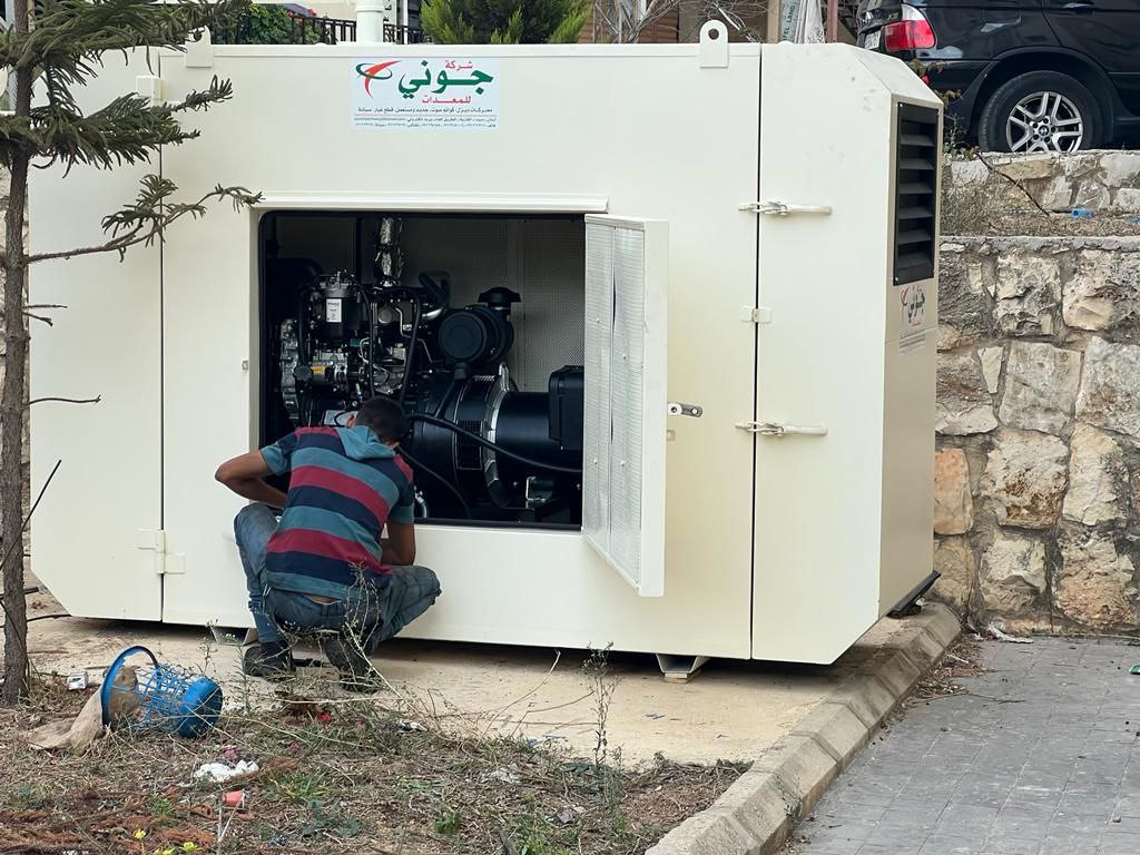 السيد علي نجيب يتبرع بموتير كهرباء بقوة 60 kva إلى حسينية بلدة الطيبة