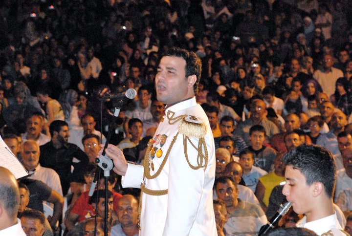 المنشد علي العطار يشارك مع الأوركسترا الموسيقيه المركزيه في ذكرى الإنتصار وعشية عيد الجيش على أرض الجنوب في بلدة الطيبة.