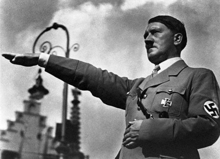 ماذا تعنى وضعية يد هتلر هكذا ؟؟