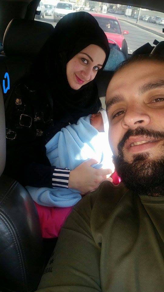 صورة عائلية لمحمد رسلان وزوجته سحر وابنهما علي